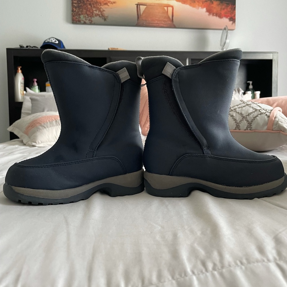 Size 10 youth navy blue snow boots